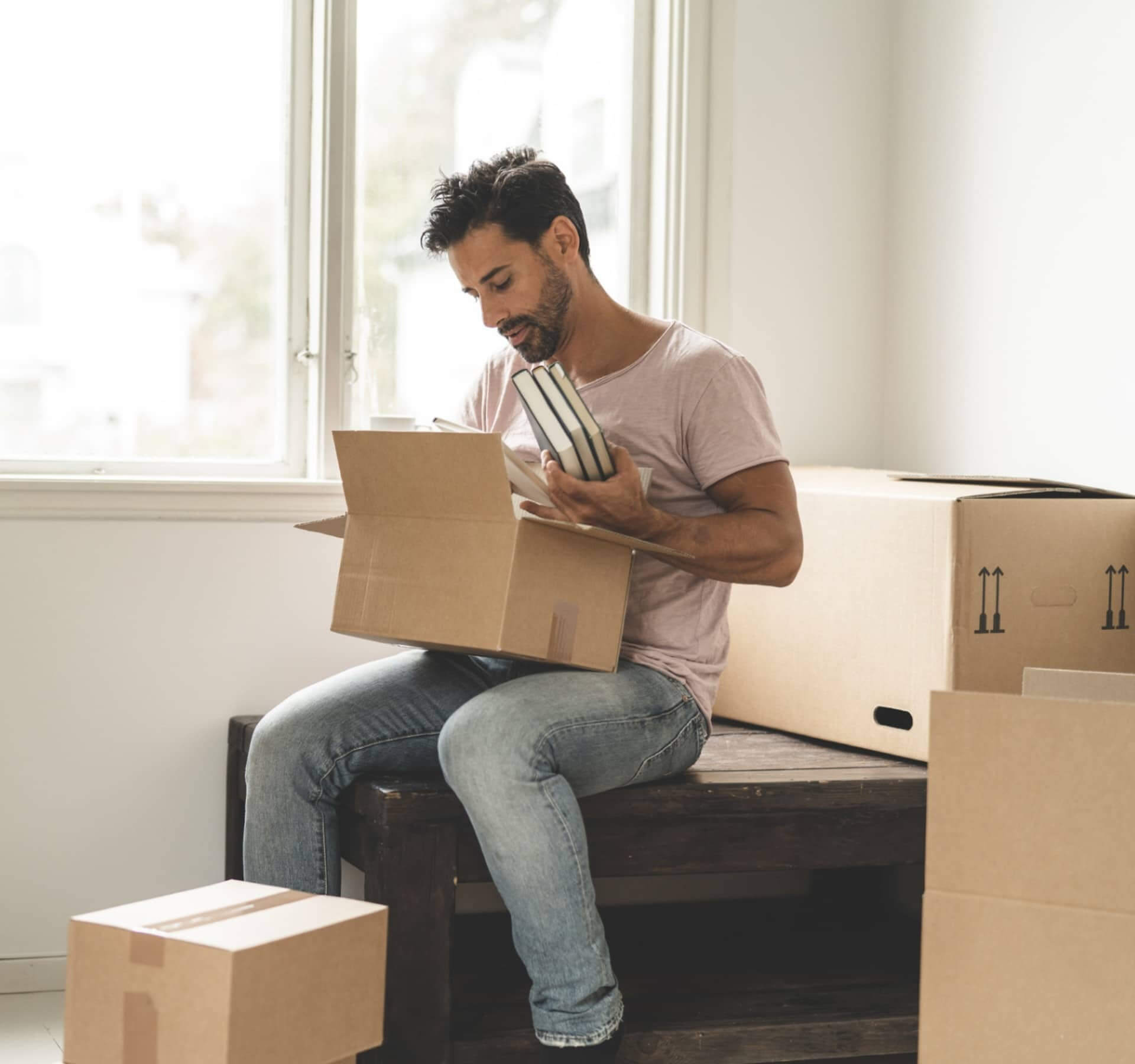 Jovem universitário fazendo sua mudança para próximo da univerdade