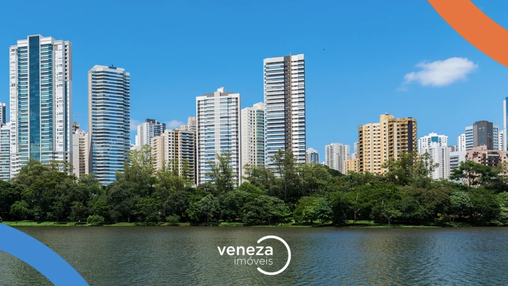 Prédios da Gleba Palhano vistos do lago, em Londrina